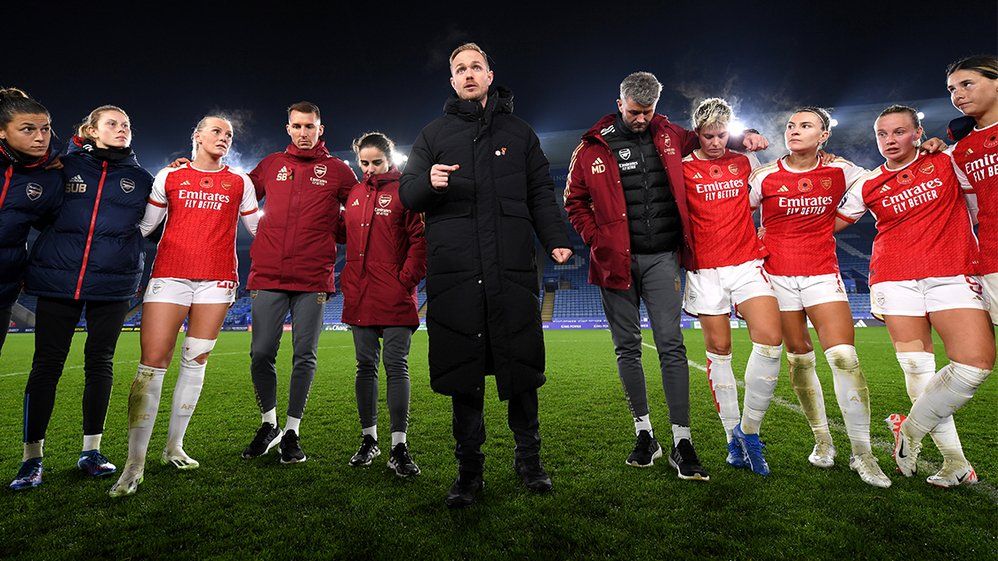 Jonas Eidevall leads the post-match team talk with our squad