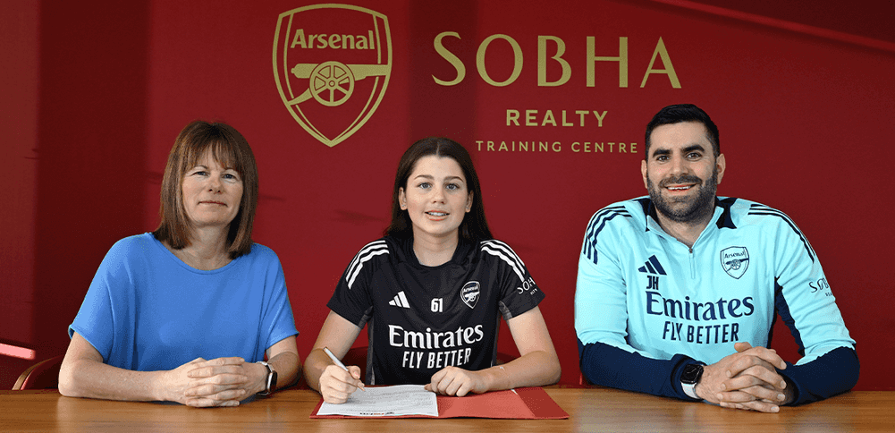Madison Earl signs professional contract
